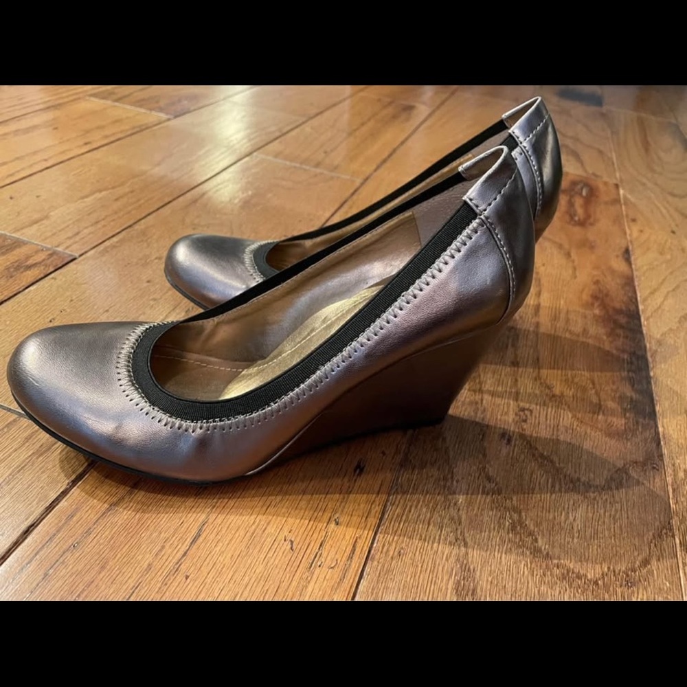 BCBG Blush/Pewter Wedge Pumps with Rounded Toe excellent condition size 7